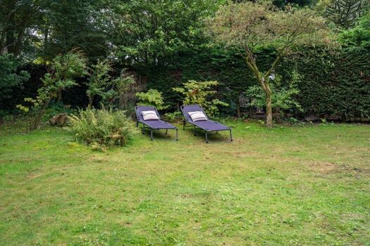 Schöner Garten mit Gartenliegen.