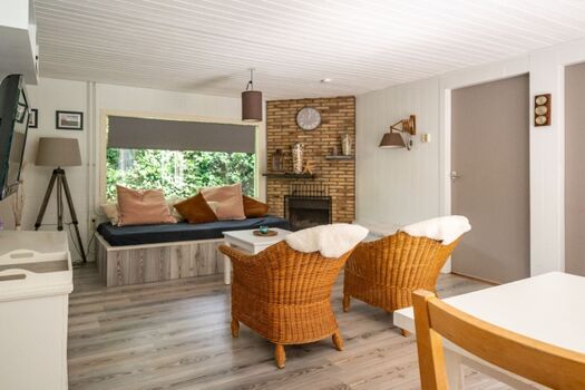 Schönes Wohnzimmer mit stilvoller Einrichtung.