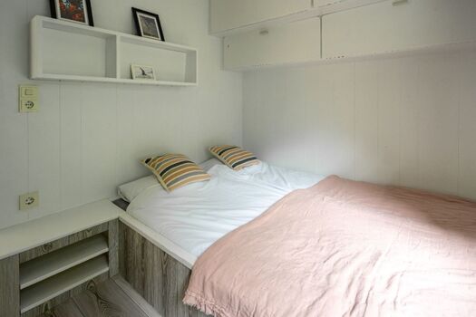 Schlafzimmer 1 mit Doppelbett und Waschbecken