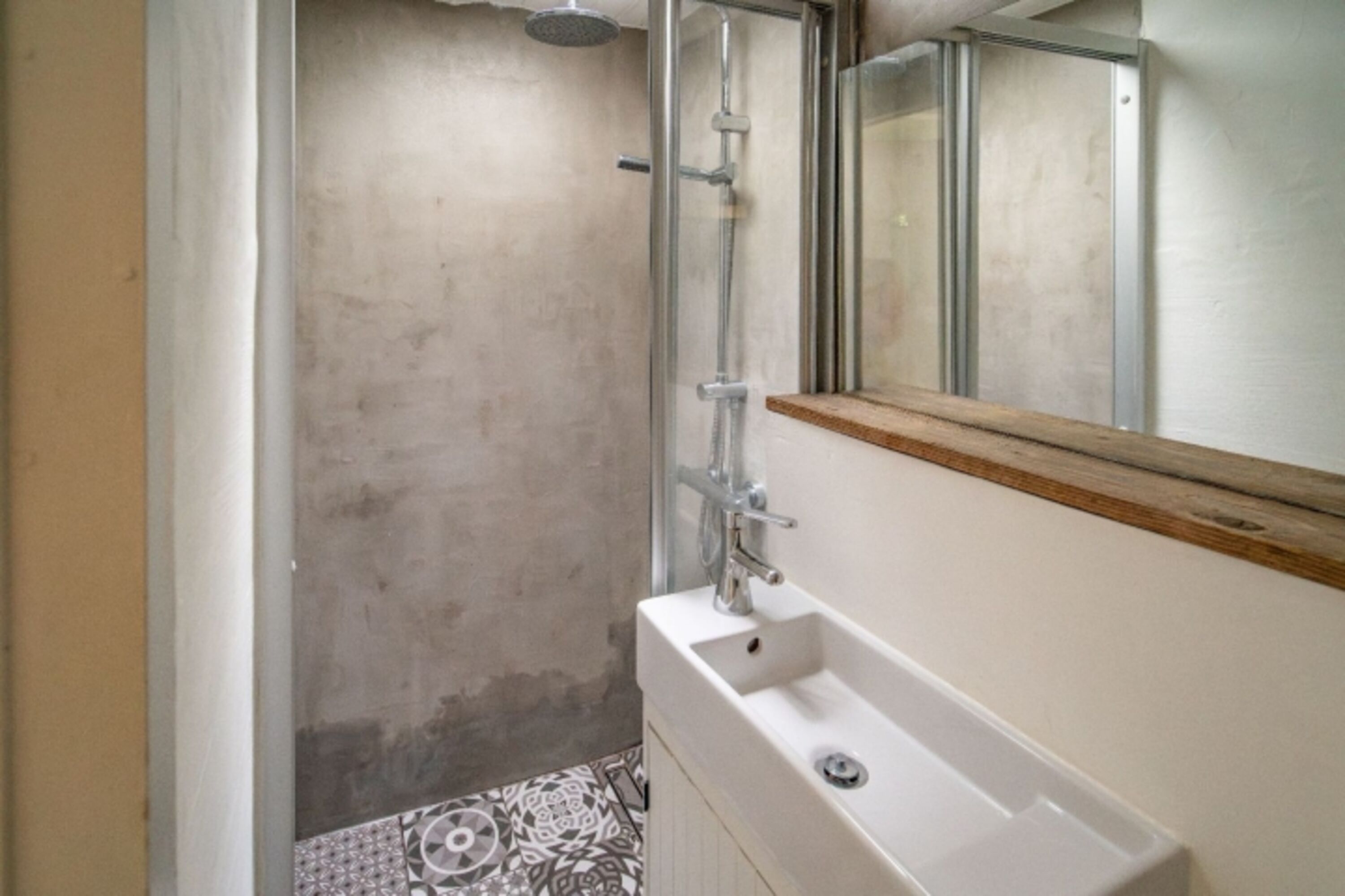 Schönes Badezimmer mit Regendusche