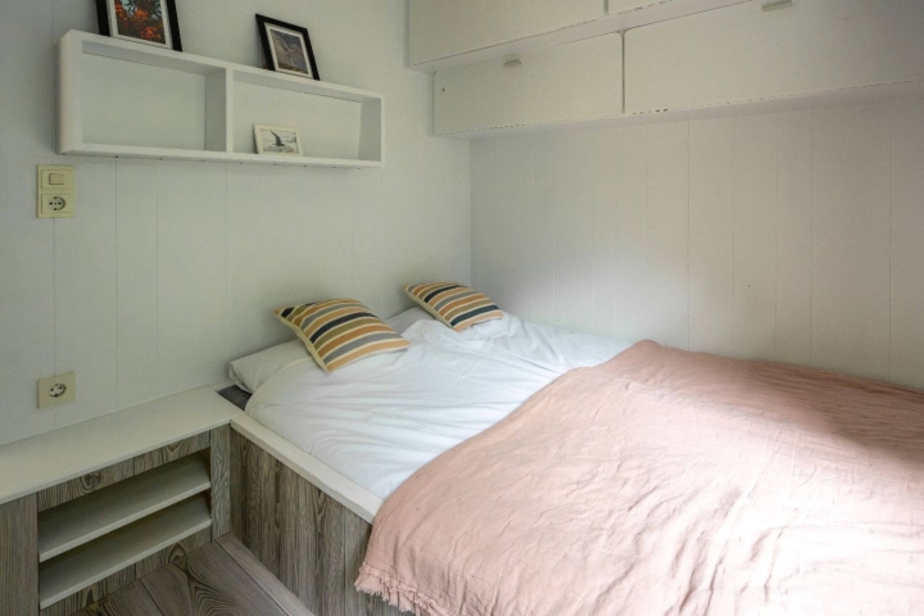 Schlafzimmer 1 mit Doppelbett und Waschbecken