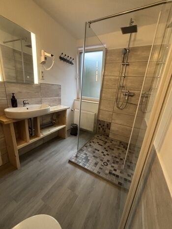 Badezimmer Nr. 3 mit Waschbecken, WC und Dusche im 1. OG