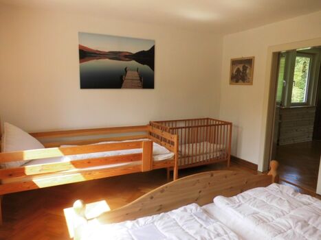 Schlafzimmer Obergeschoß mit Doppelbett, Einzelbett mit Rausfallschutz und Kinderbett