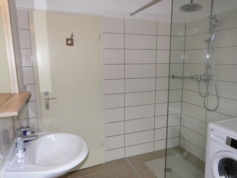 Bad mit Dusche/WC, Waschmaschine   Trockner Parterre