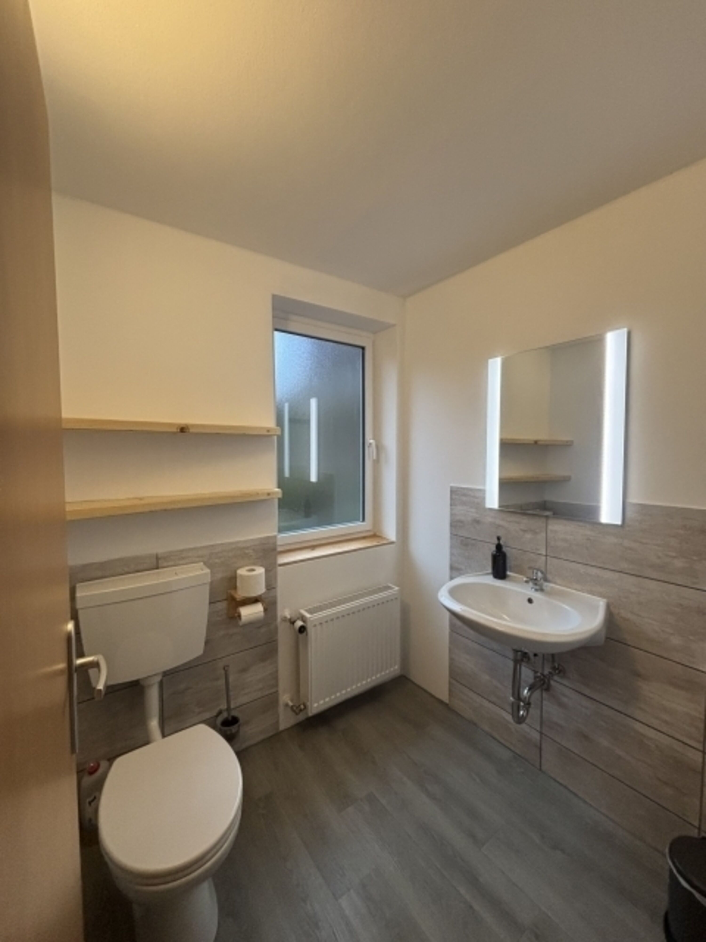 Badezimmer Nr. 2 mit WC und Waschbecken im 1. OG
