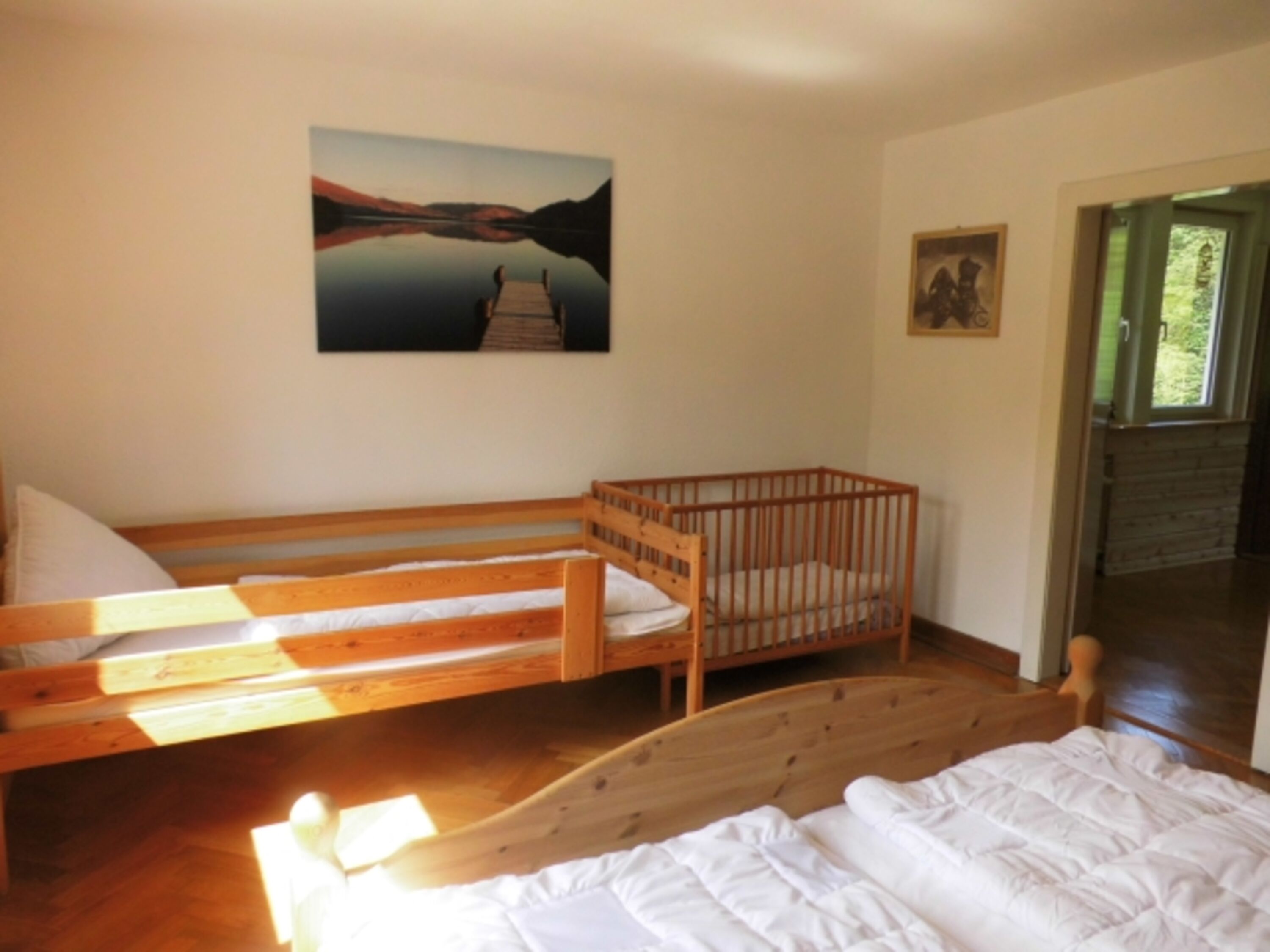 Schlafzimmer Obergeschoß mit Doppelbett, Einzelbett mit Rausfallschutz und Kinderbett