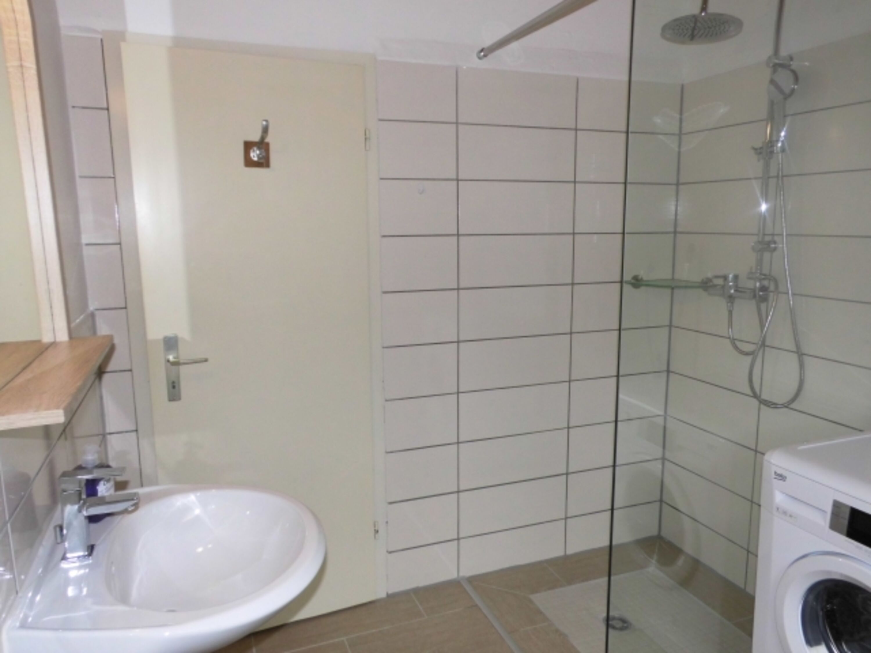 Bad mit Dusche/WC, Waschmaschine Trockner Parterre