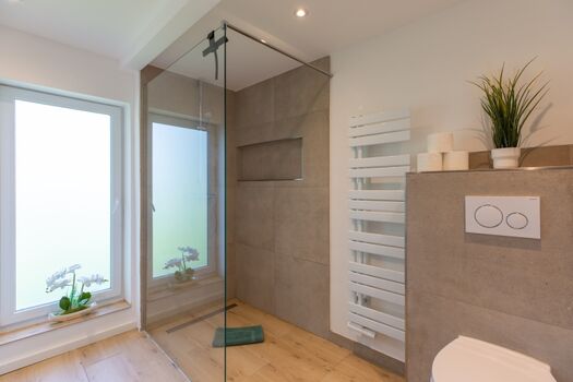 Bad mit ebenerdiger Dusche