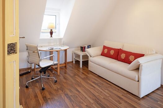 Schlafzimmer eins im OG mit Schreibtisch