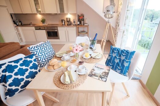 Heller und offener Wohnraum mit Platz für ein gemütliches Frühstück mit der ganzen Familie