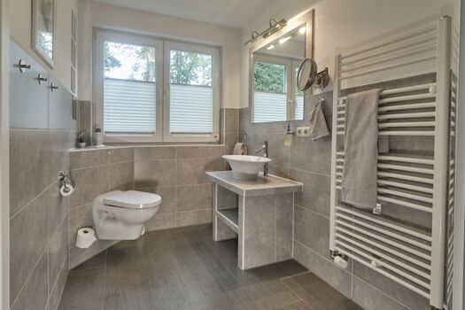 Großes Bad im 1. OG mit inkludierter, teilverglaster Sauna