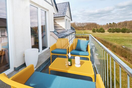 Sonnenbalkon mit Nardi Lounge Sitzgruppe, Sonnenschirm und Elektrogrill