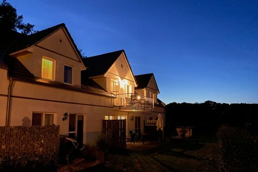 Abendlicher Blick hoch zum Balkon der Seeadler Grand Maisonette