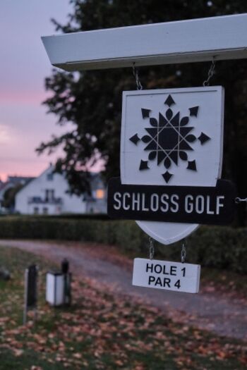 Die Wohnung bietet einen direkten Zugang zum Abschlag 1 des Schlossplatz Gold Course