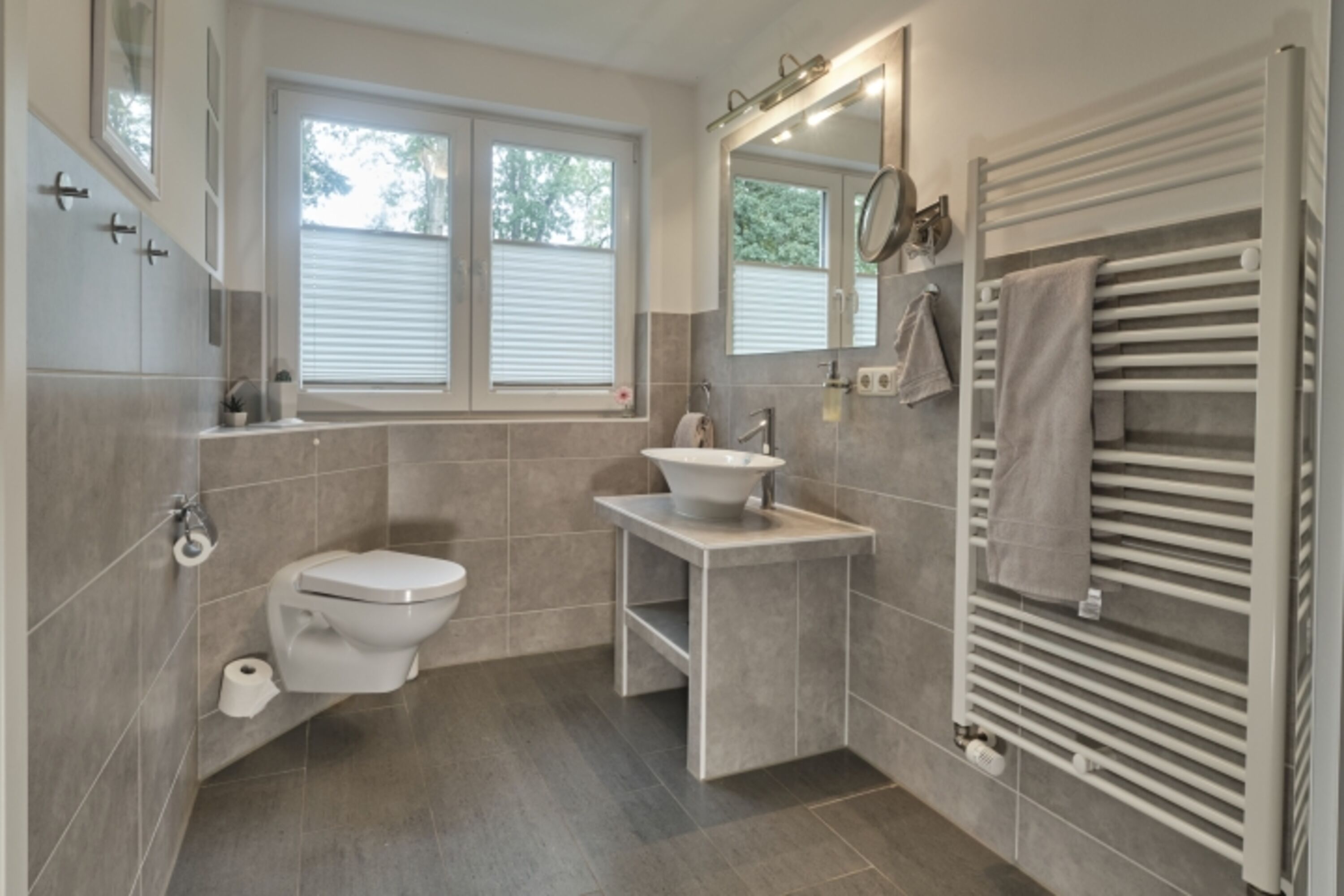 Großes Bad im 1. OG mit inkludierter, teilverglaster Sauna