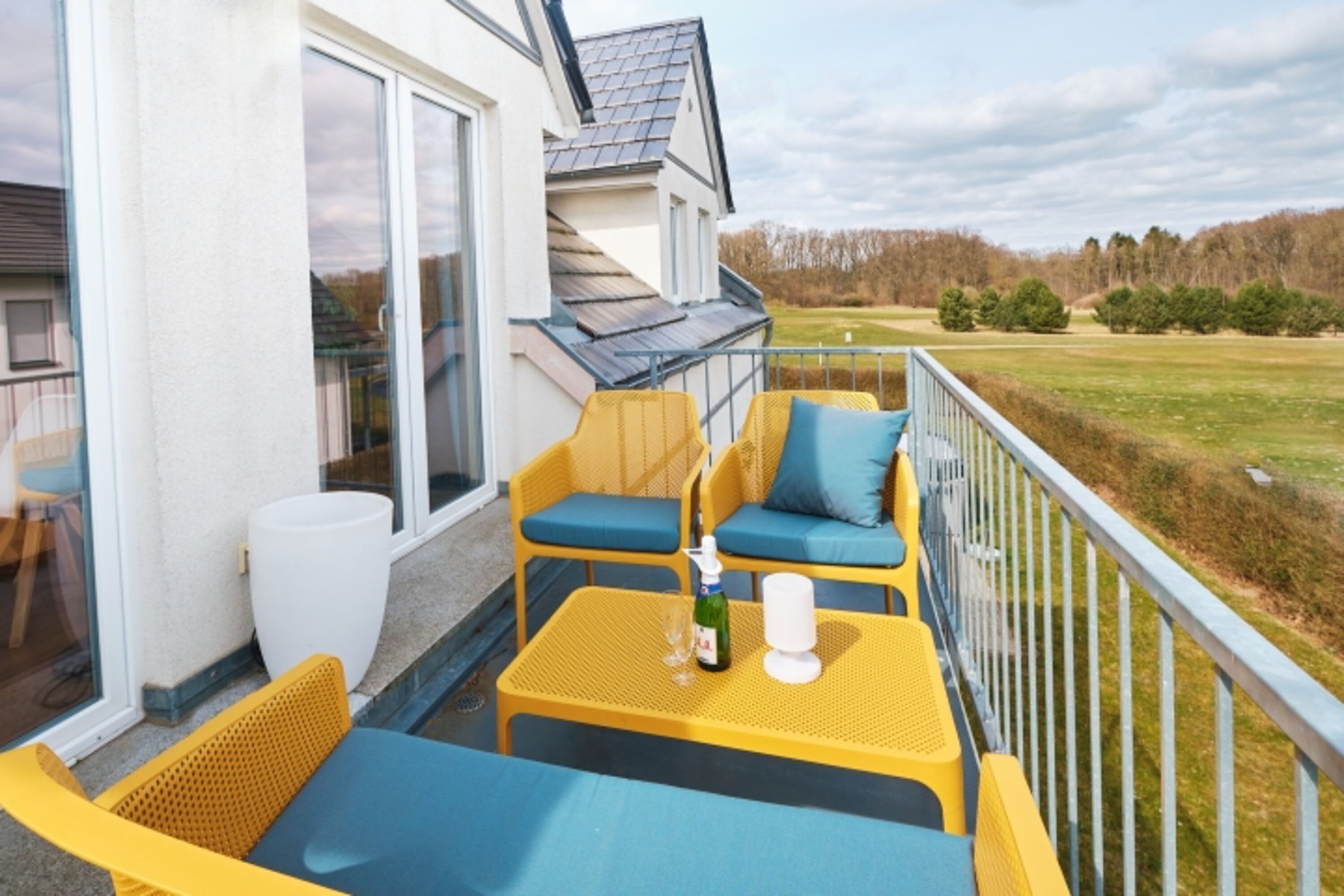 Sonnenbalkon mit Nardi Lounge Sitzgruppe, Sonnenschirm und Elektrogrill