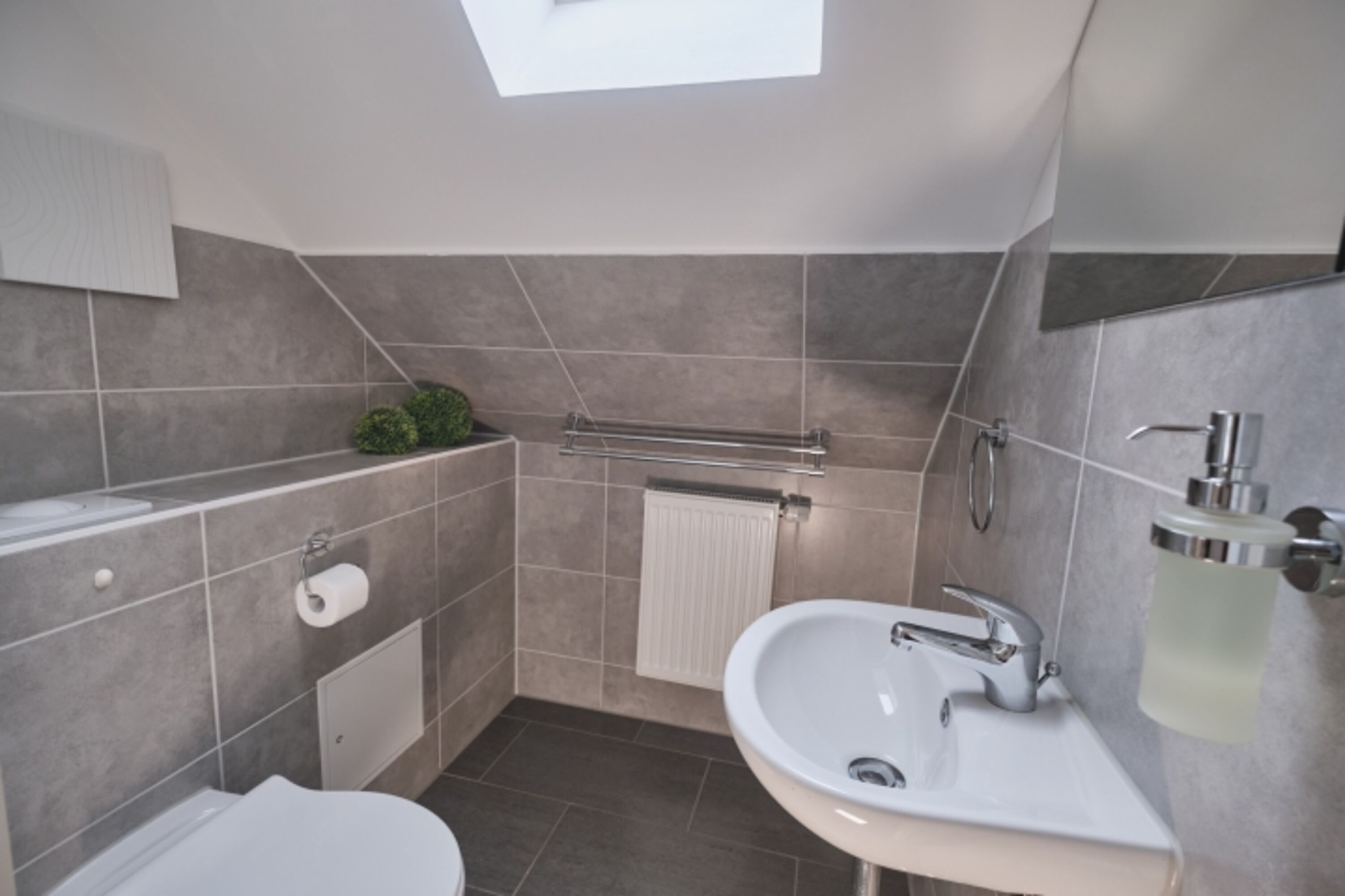 Kleines Bad im Dachgeschoss, en suite zum oberen Schlafzimmer