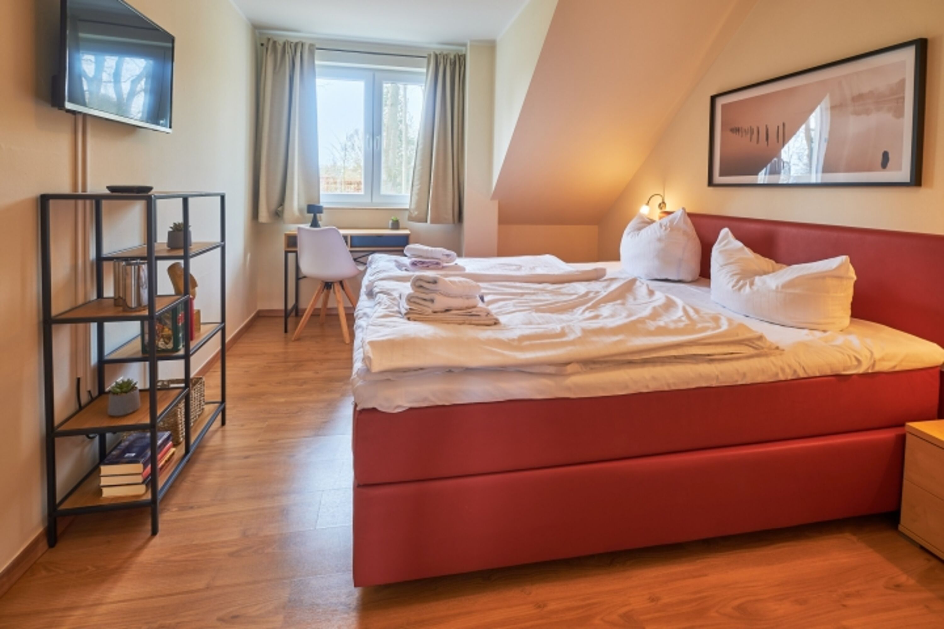 Schlafzimmer im 1. OG mit Boxspringbett und Schreibtisch, Kleiderschrank und Flatscreen TV mit Netflix