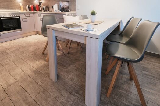 Platz für die ganze Familie, direkt neben der offenen Küche