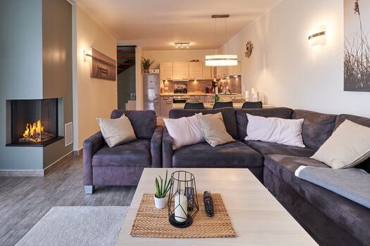 Offener Wohn- und Essbereich mitz Relaxcouch und Kamin