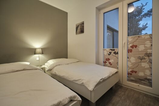 Schlafzimmer 3 im EG mit 2 Einzelbetten (90x200cm), Kleiderschrank, Terrassenzugang und TV