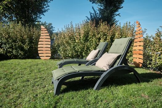 Entspannen im nicht einsehbaren Garten mit Relaxliegen und Lounge Sitzgruppe