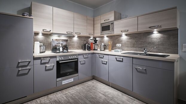 Vollausgestattete Gourmetküche mit Geschirrspüler, Backofen, Mikrowelle und zwei Kaffeemaschinen, Wasserkocher, Toaster und Eierkocher