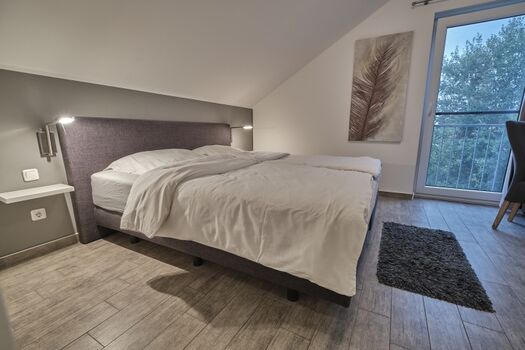 Schlafzimmer 1 mit Boxspring Doppelbett (180x200cm), Kleiderschrank und TV