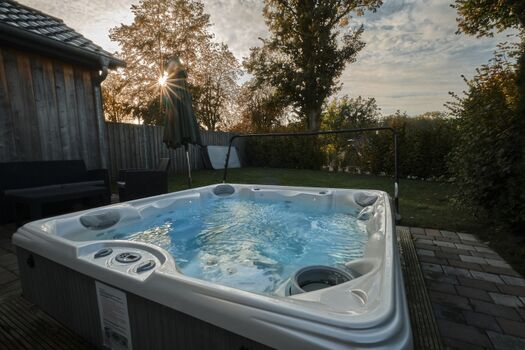 Der Aussen Whirlpool ist ganzjährig auf 38 Grad beheizt