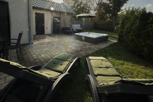 Fast komplett eingefriedeter Garten. Für den Zugang steht ein Steckzaun zur Verfügung