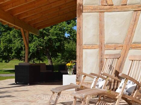 Überdachte Terrasse mit Lounge-Sitzgruppe
