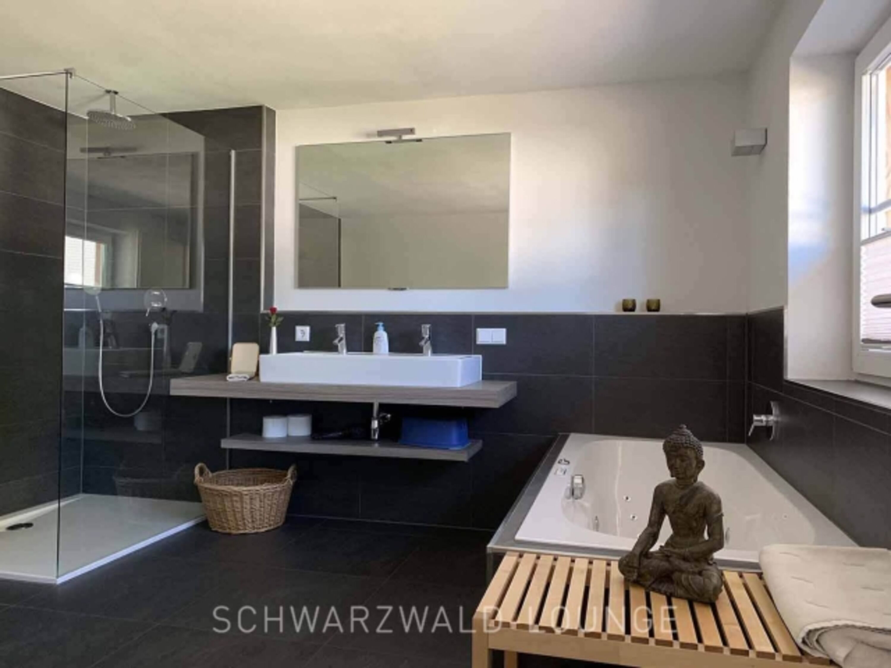 Bad mit Whirlpool und Regendusche