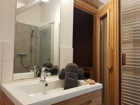 Bad DG mit Sauna, Dusche, Waschtisch, WC