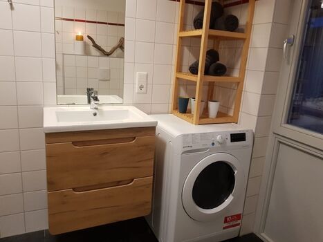 Bad EG mit WC, Dusche, Waschtisch, Waschtrockner