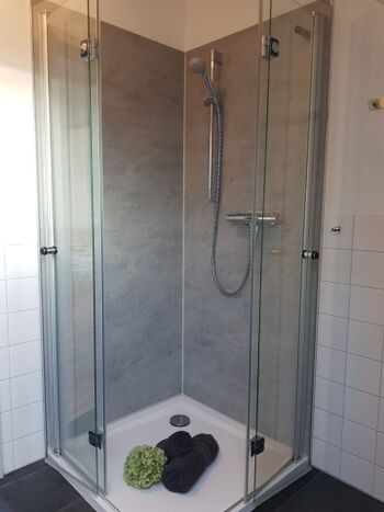 Duschen in beiden Bädern