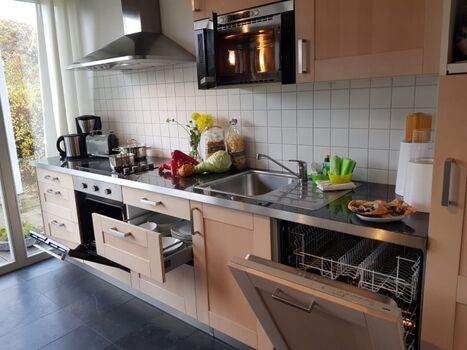 voll ausgestattete Einbauküche