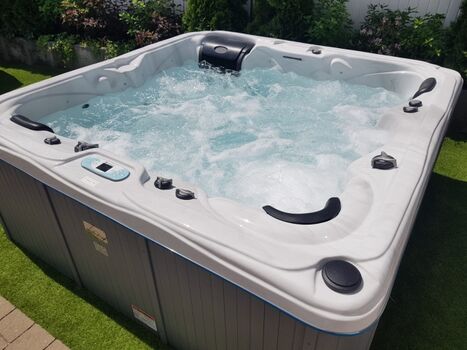 Outdoor-Whirlpool, Wassertemperatur ganzjährig 35 Grad