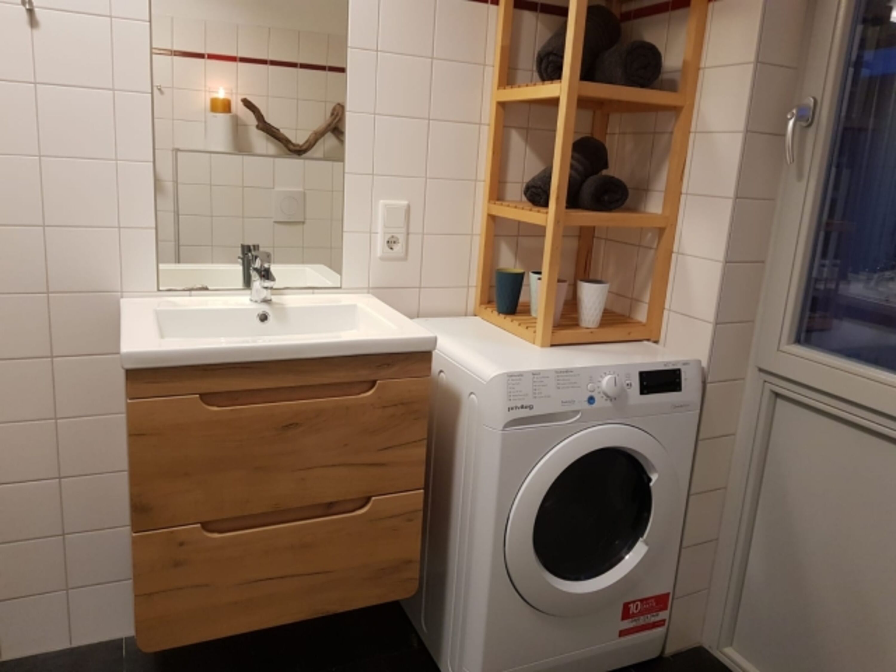 Bad EG mit WC, Dusche, Waschtisch, Waschtrockner
