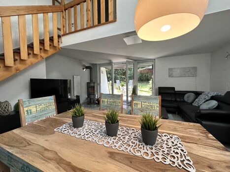 Blick vom Esstisch in den schönen Garten