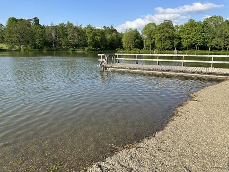 schöner Badestrand mit großzügiger Liegewiese am Lichtenberger See.