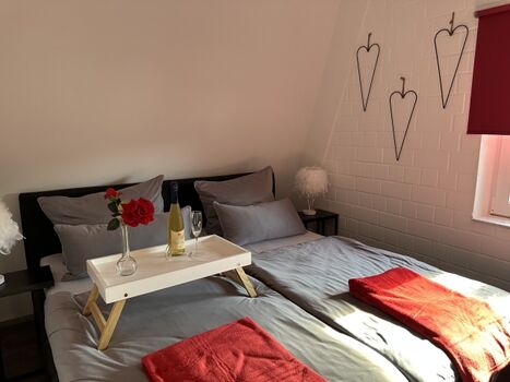 gemütliches Schlafzimmer mit Boxspringbett