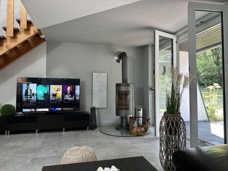 großer TV und Gartenblick