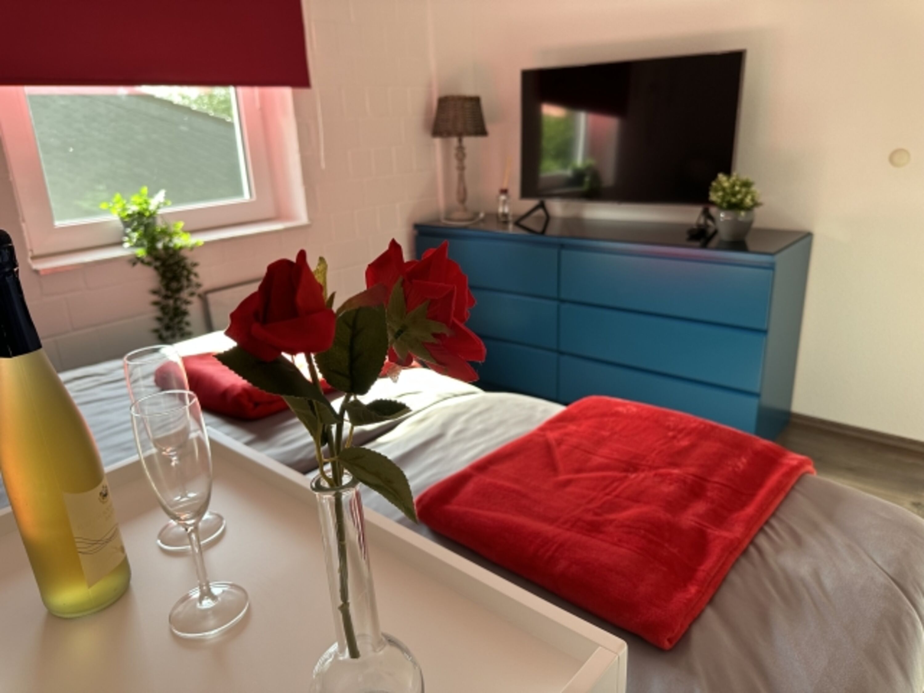 Schlafzimmer mit Smart TV, wie Netflix und Amazon Prime