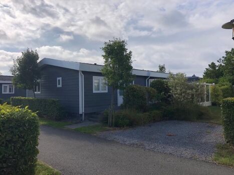 Frontansicht Haus mit Parkplatz