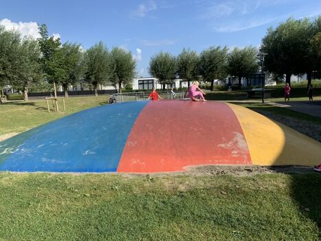 Großes Luft-Sprungkissen für die Kinder