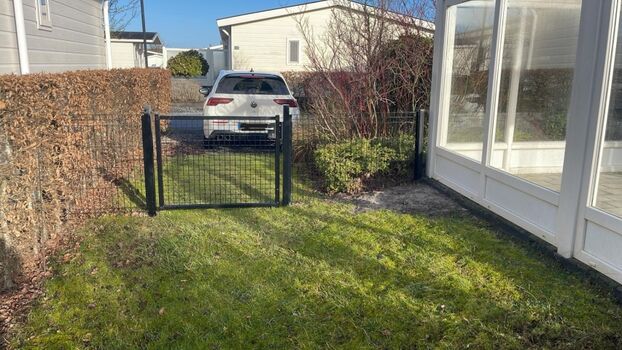 Eingangsbereich Garten und Parkplatz vor dem Garten