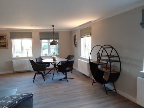 Essecke im großzügigen Wohnzimmer