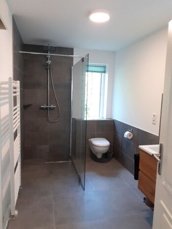 Badezimmer mit großer Regendusche