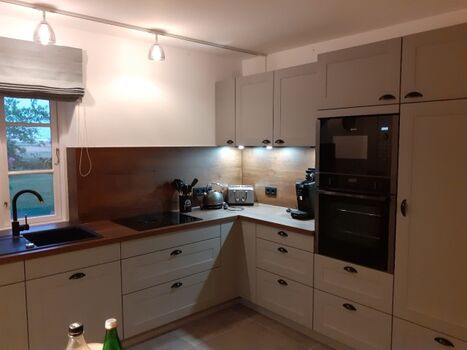 Gemütliche Küche mit vielen schönen Dingen