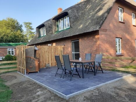 24qm große Terrasse mit eingezäuntem Garten